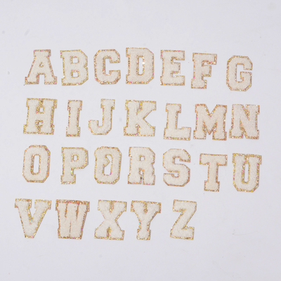 26개 알파벳은 셔닐 실 서한 패치 진주로 만드는 지원 셀프 접착제 과장에 다림질합니다